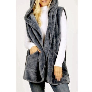 Zenana Hooded Faux Fur Vest Womens Plus Sz 3X Gray Pockets Plush Cozy Lagenlook